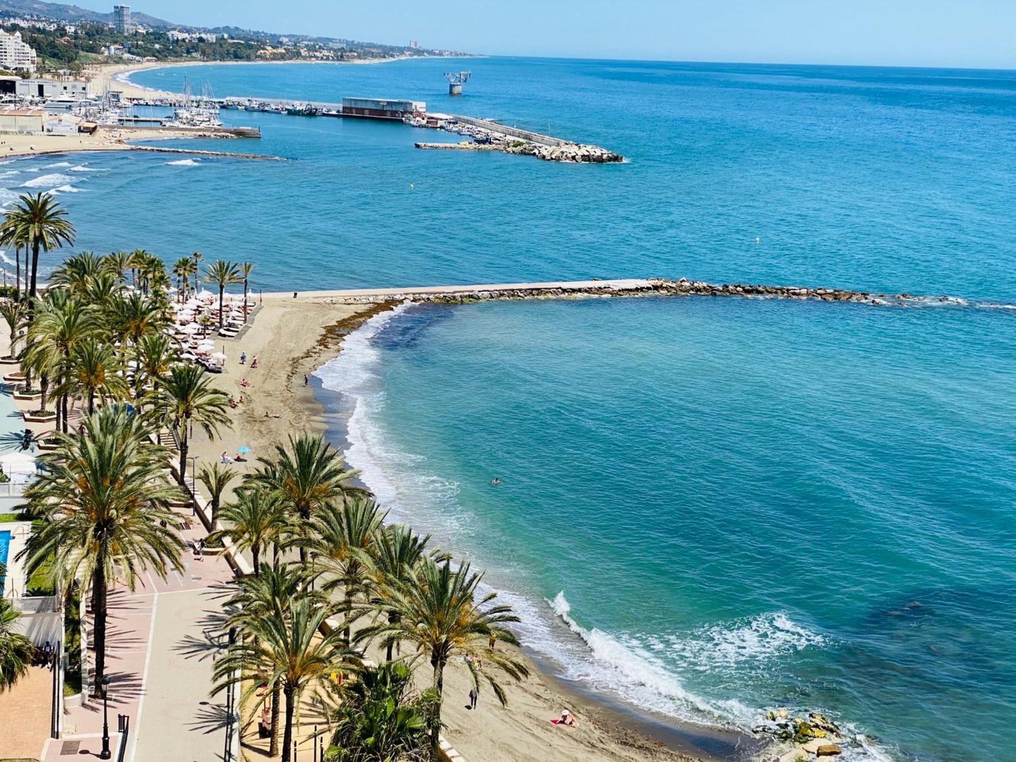 Apartment On The First Line Of The Sea With A View And Free Parking Marbella Esterno foto