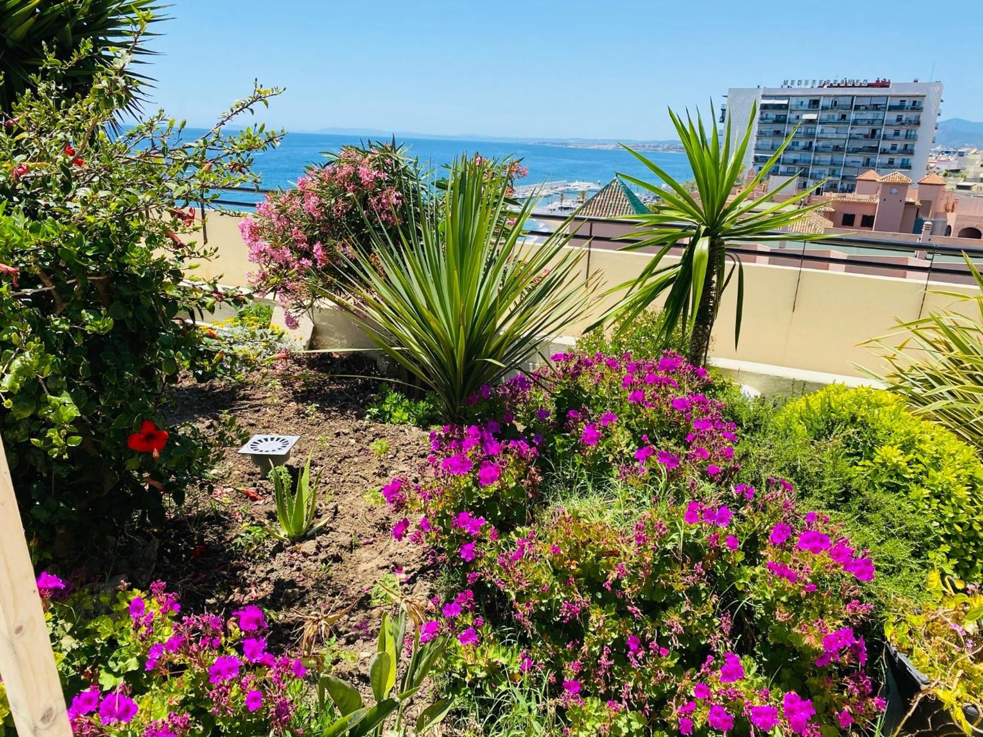 Apartment On The First Line Of The Sea With A View And Free Parking Marbella Esterno foto