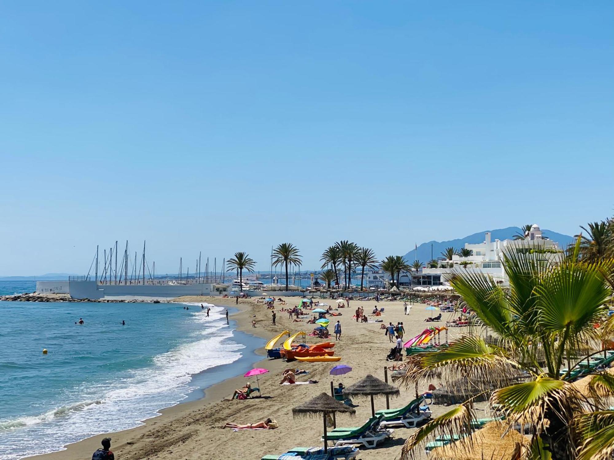Apartment On The First Line Of The Sea With A View And Free Parking Marbella Esterno foto