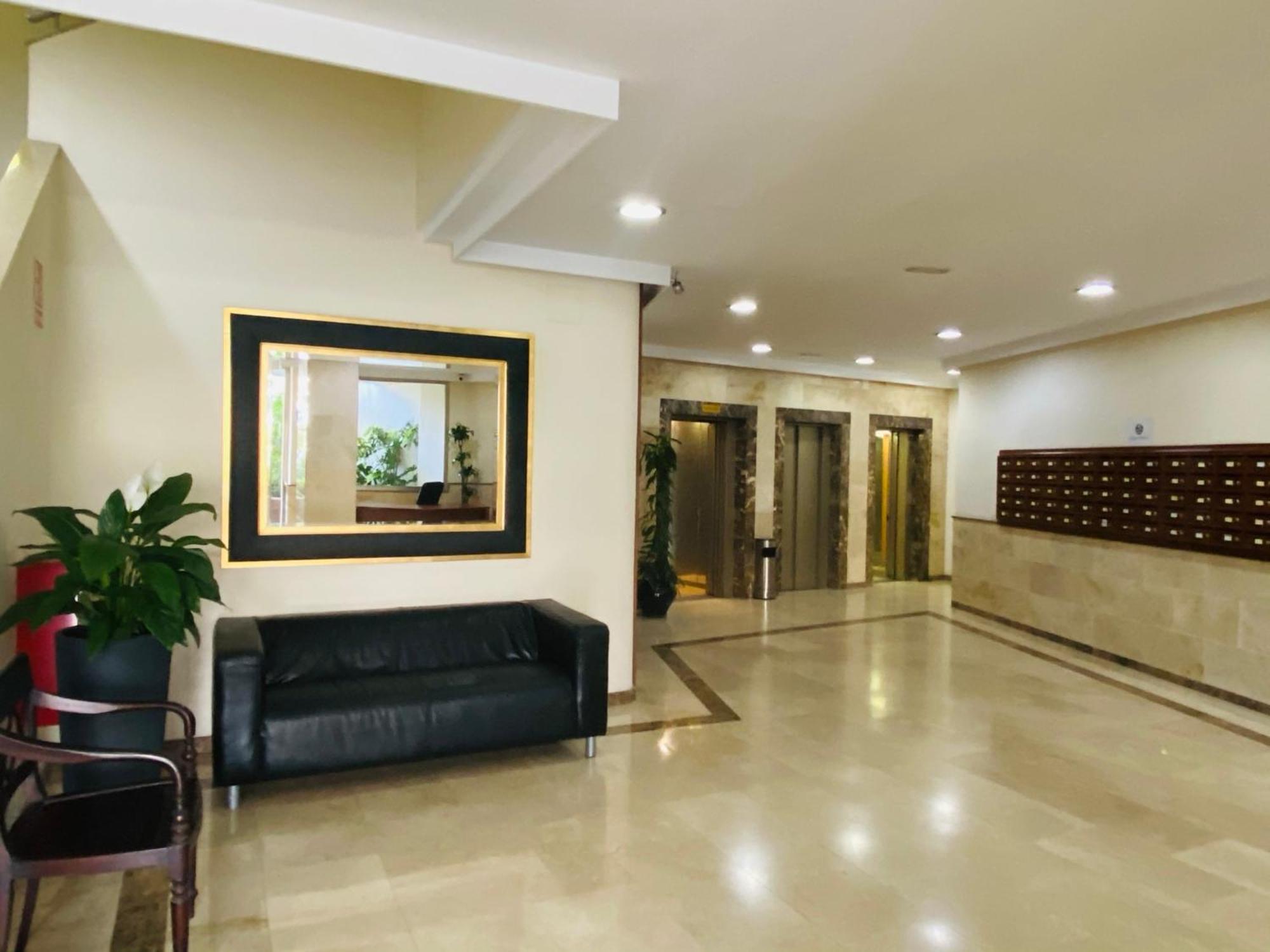 Apartment On The First Line Of The Sea With A View And Free Parking Marbella Esterno foto
