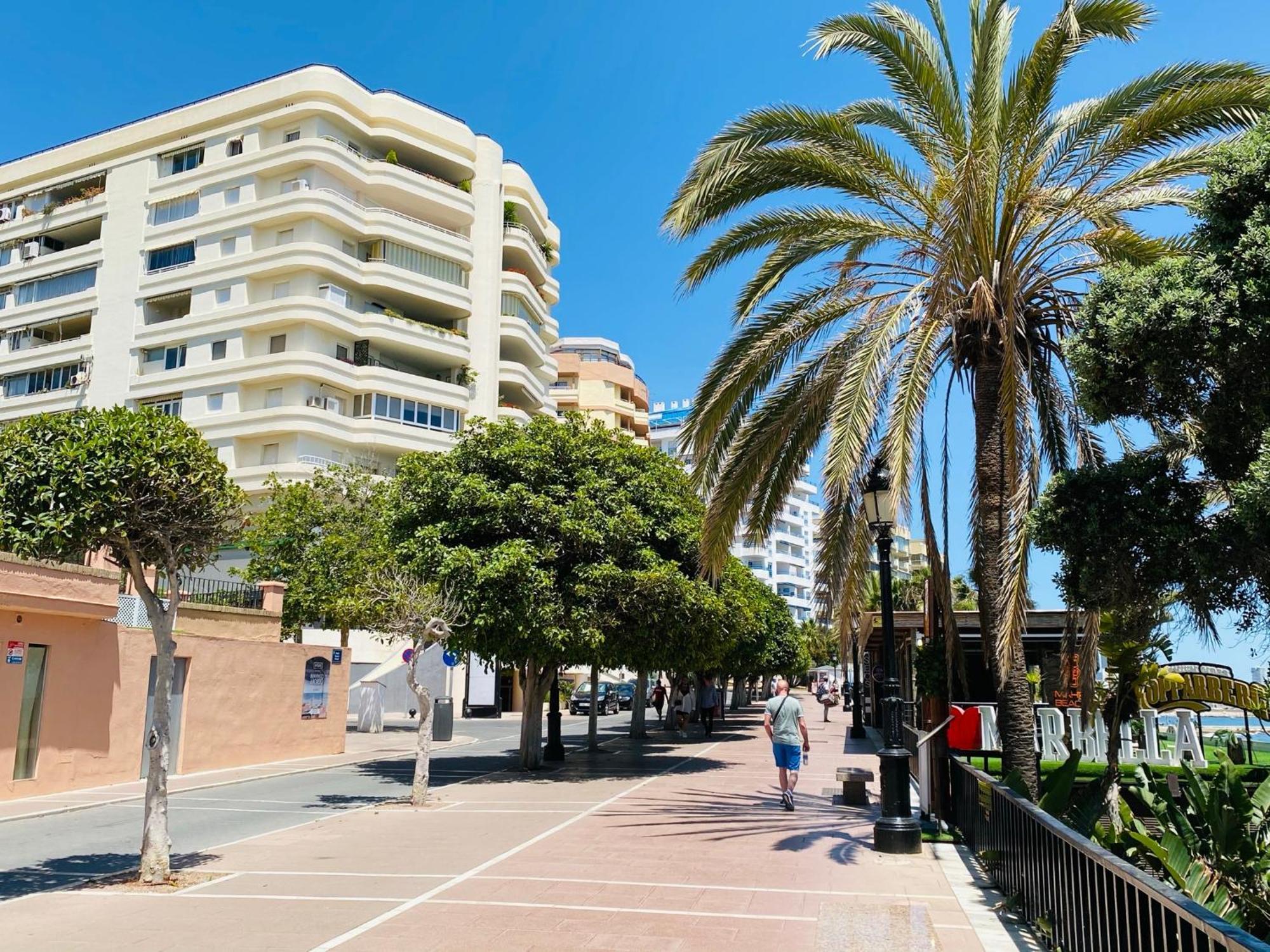 Apartment On The First Line Of The Sea With A View And Free Parking Marbella Esterno foto